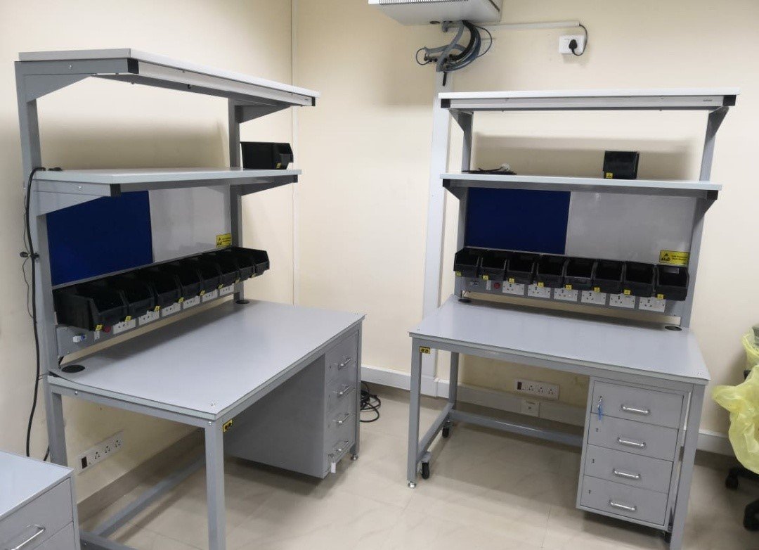 Antistatic Lab Tables For Electronic Manufacturing And Testing Facilities
